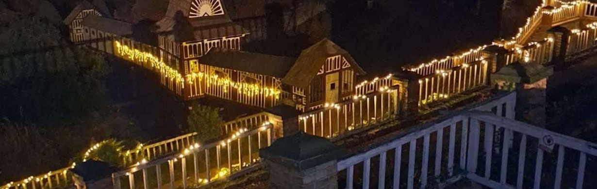 Rozsvícený zámek a zahrady