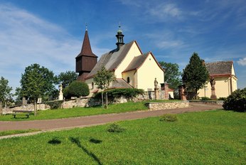 Hölzerner Glockenturm und Kirche Johannes der Täufer, Rtyně v Podkrkonoší
