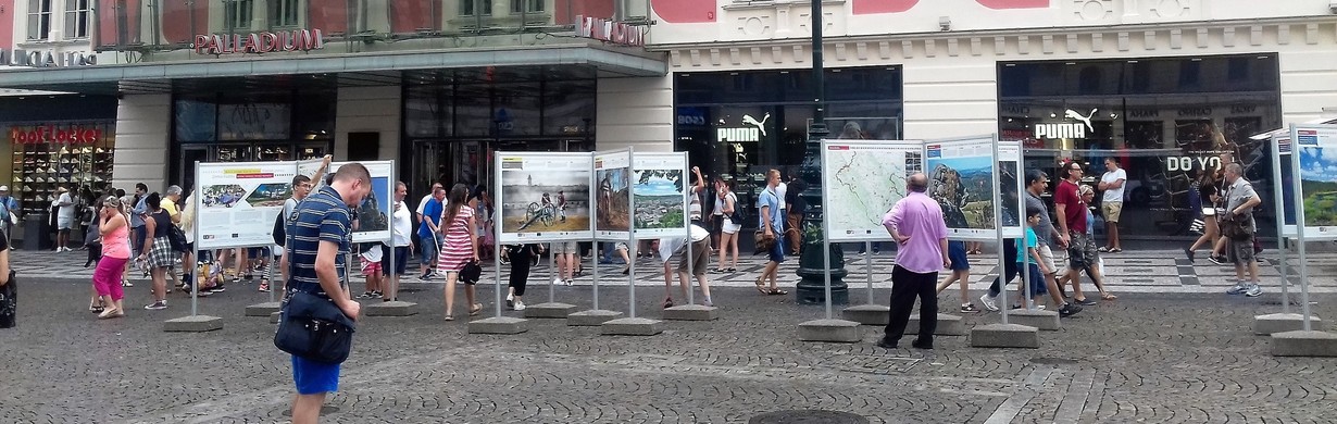 Putovní výstava fotografií zdobí prostor před pražským Palladiem