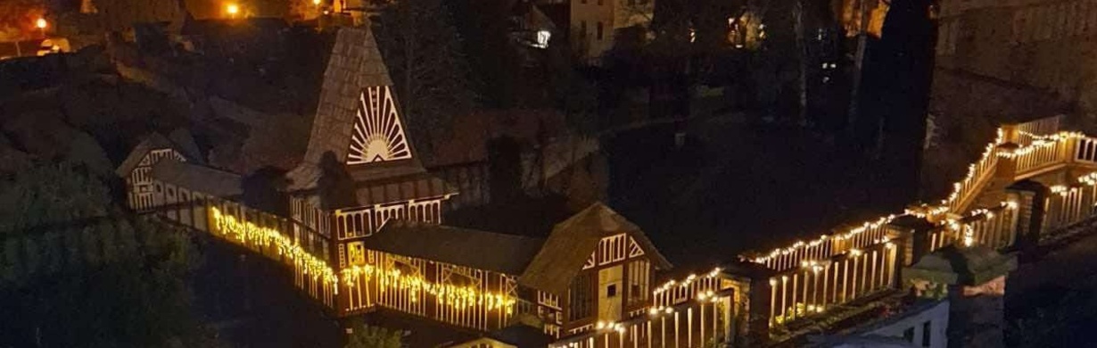 Kouzelná zima na zámku v Novém Městě nad Metují láká na světelné zahrady i Pohádkové Vánoce