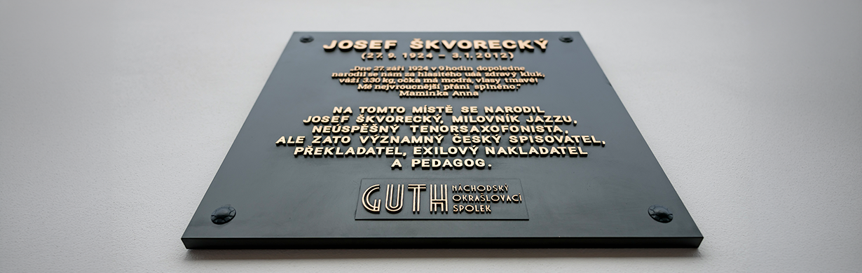 Na rodném domě Josefa Škvoreckého byla odhalena pamětní deska Na rodném domě Josefa Škvoreckého byla odhalena pamětní deska