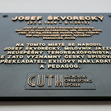 Na rodném domě Josefa Škvoreckého byla odhalena pamětní deska