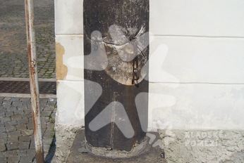 Kamenný pranýř na náměstí v Náchodě